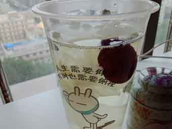 炎炎夏日到來，一杯銀耳紅棗美如詩！